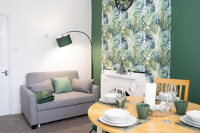 Stylish Swindon Town Centre Apartment, FREE parking, sleeps up to 3